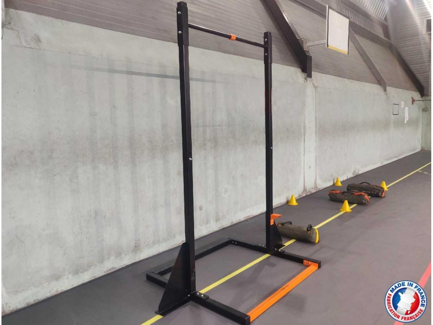 Barre de traction sur pied pour parcours de robustesse des pompiers - vue de 3/4 - LEVEL addict Barre de traction sur pied pour parcours de robustesse des pompiers - vue de 3/4 - LEVEL addict