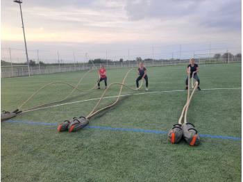 3 femmes qui font de la corde ondulatoire LEVEL addict en extérieur