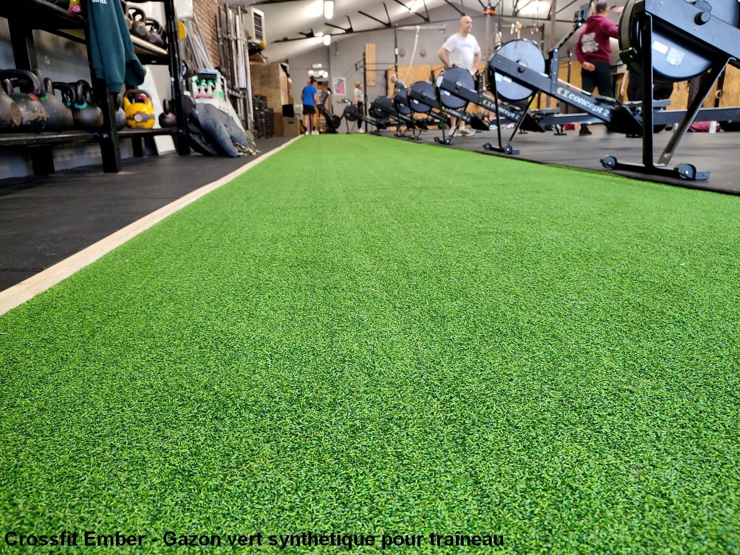 Gazon vert synthétique pour traineau de puissance installé dans le box de Crossfit Ember, en Belgique. Gazon vert synthétique pour traineau de puissance installé dans le box de Crossfit Ember, en Belgique.