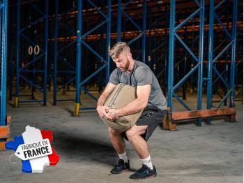 Homme accroupi en position de porter un Strongbag L - LEVEL addict