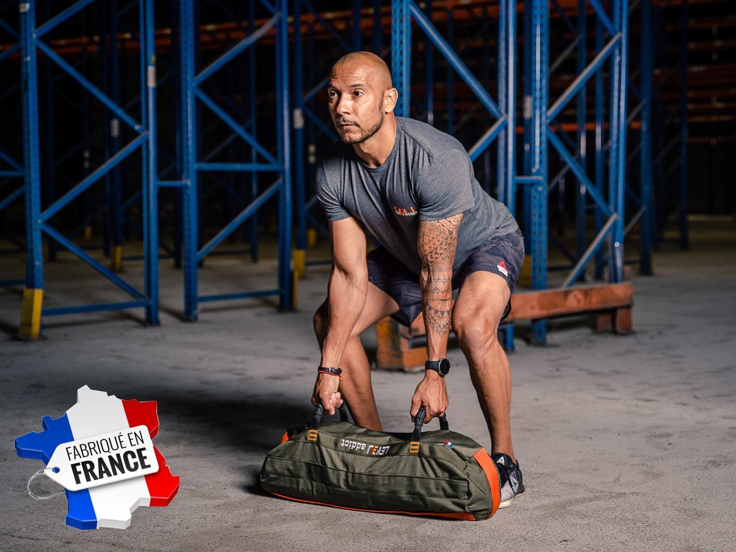 Homme en position squat en saisie avec sandbag M - LEVEL addict