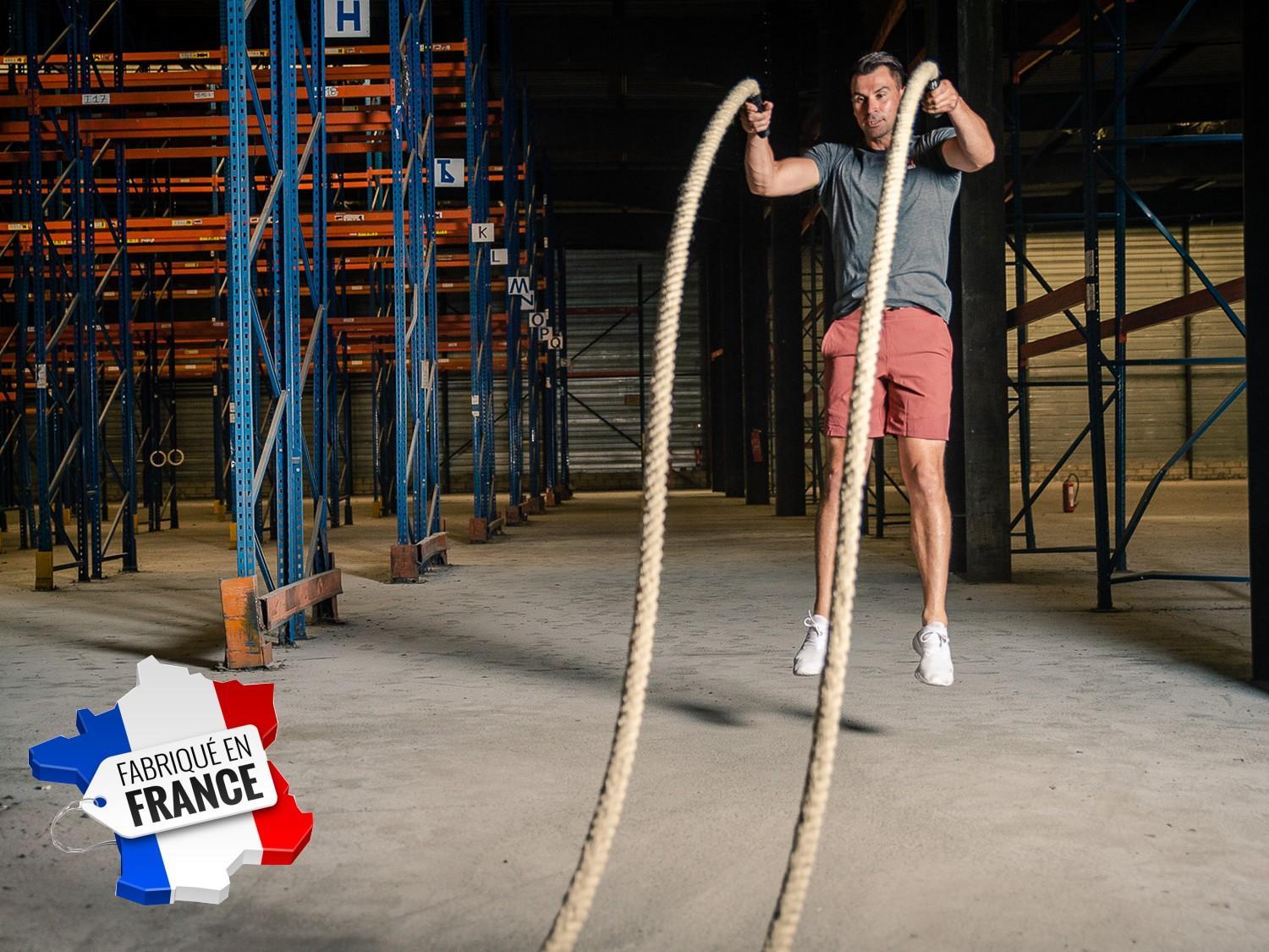 Homme qui saute en mouvement de frappe simultanée avec corde ondulatoire Classique - LEVEL addict Homme qui saute en mouvement de frappe simultanée avec corde ondulatoire Classique - LEVEL addict