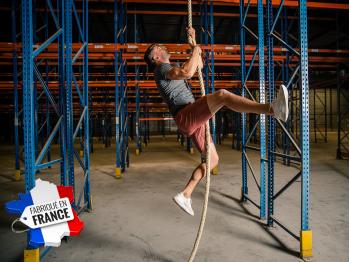 Homme grimpant à la corde à grimper Made In France - LEVEL addict