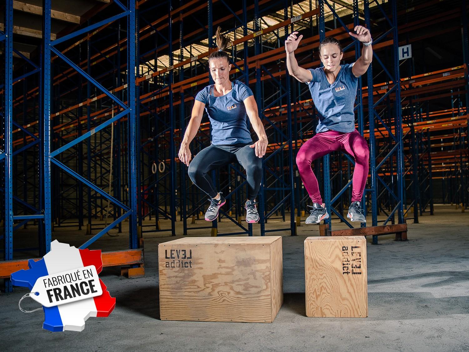 Deux femmes en mouvement de jump sur une small Plyo Box et une Plyo Box 3 en 1 - LEVEL addict Made In France