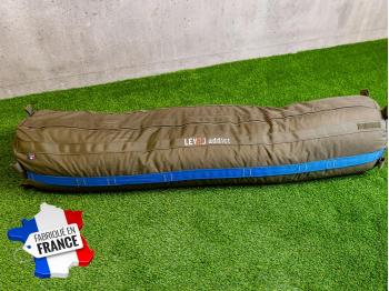 Sandbag XXL chargé de granulats posé sur un rouleau de gazon curled - LEVEL addict