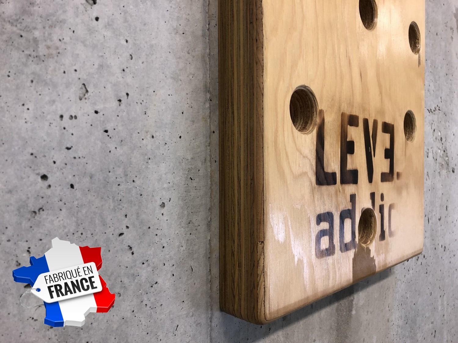 Peg Board en Pin positionné sur un mur| Vue de côté | 100% Made In France - LEVEL addict