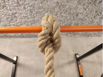 Corde à grimper avec épissure attachée sur une barre de traction