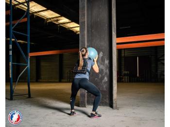 femme portant gilet lesté noir de dos en exercice Wallball - LEVEL addict
