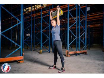 Femme en position jeté avec sandbag S - LEVEL addict