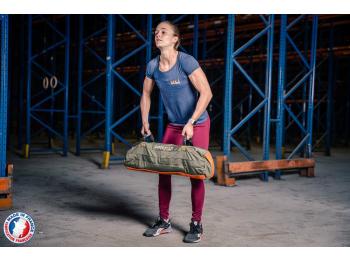 Femme en tirage pour la position d'épaulé avec sandbag M - LEVEL addict