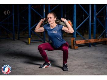 Femme en position squat avec sandbag M à l'arrière - LEVEL addict