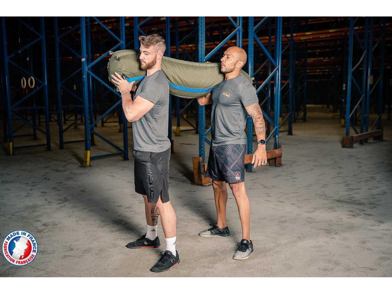Deux hommes portant un sandbag XXL - LEVEL addict Deux hommes portant un sandbag XXL - LEVEL addict