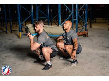 Deux hommes en position squat avec un sandbag XXL - LEVEL addict
