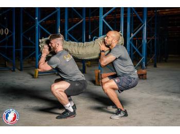 Deux hommes en descente avec un sandbag XXL - LEVEL addict