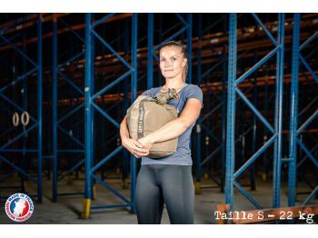 Femme portant un Strongbag S - LEVEL addict