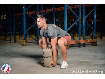 Homme en position de porter un Strongbag M - LEVEL addict