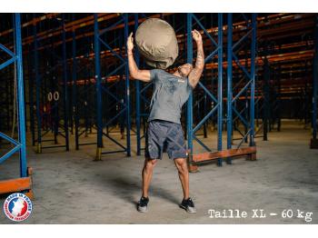 Homme en mouvement de ground to over shoulder avec un Strongbag XL - LEVEL addict