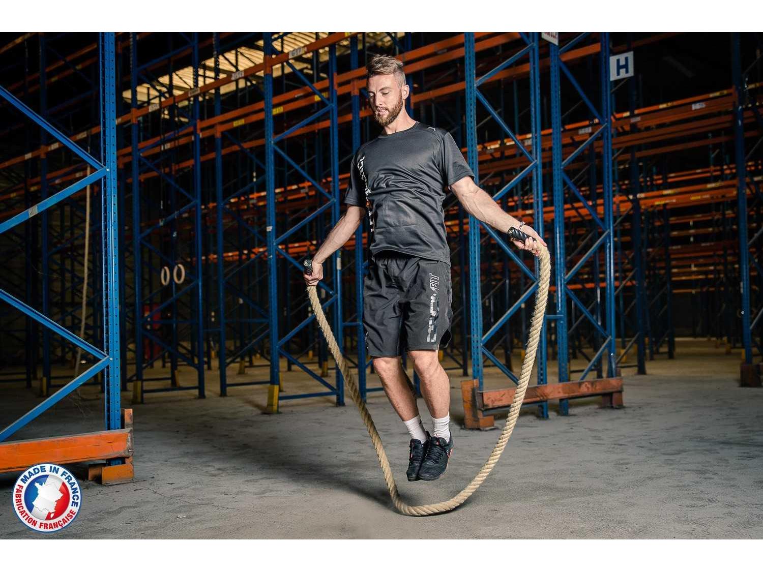 Homme utilisant la corde à sauter lourde - LEVEL addict Homme utilisant la corde à sauter lourde - LEVEL addict