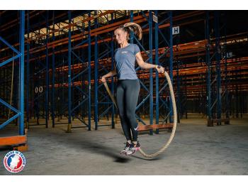 Femme utilisant la corde à sauter lourde - LEVEL addict