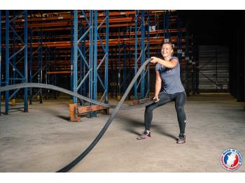 Femme en mouvement de frappe alternée avec corde ondulatoire élite - LEVEL addict