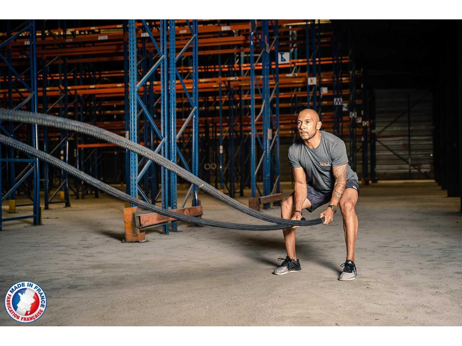 Homme en mouvement de frappe simultanée avec corde ondulatoire élite - LEVEL addict Homme en mouvement de frappe simultanée avec corde ondulatoire élite - LEVEL addict