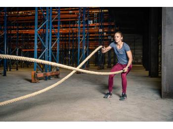 Femme en mouvement de frappe alternée avec corde ondulatoire Classique - LEVEL addict
