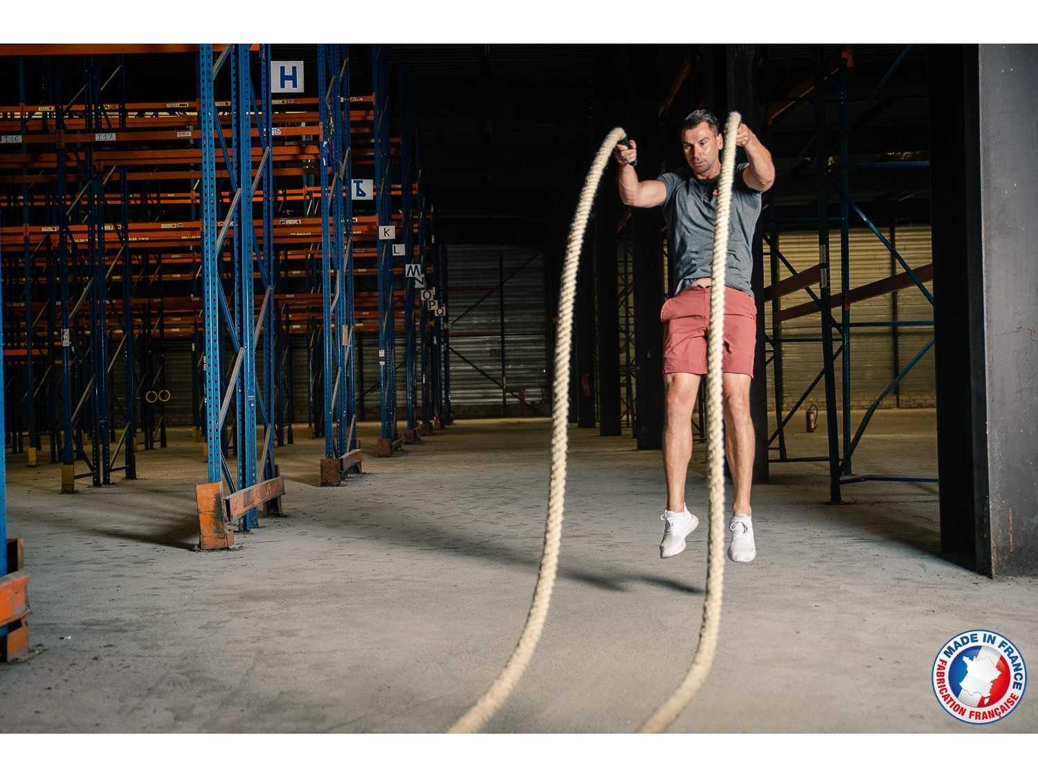 Homme en mouvement de frappe simultanée avec corde ondulatoire Classique - LEVEL addict Homme en mouvement de frappe simultanée avec corde ondulatoire Classique - LEVEL addict