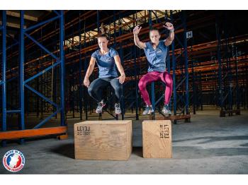Deux femmes en mouvement de jump sur une small Plyo Box et une Plyo Box 3 en 1 - LEVEL addict