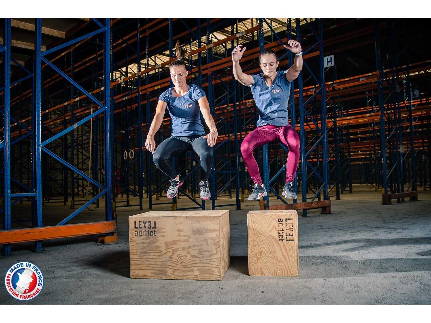 Deux femmes en mouvement de jump sur une small Plyo Box et une Plyo Box 3 en 1 - LEVEL addict Deux femmes en mouvement de jump sur une small Plyo Box et une Plyo Box 3 en 1 - LEVEL addict