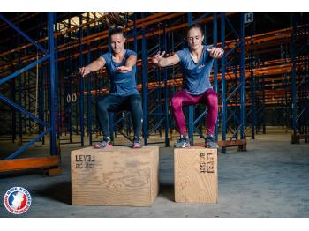 Deux femmes en mouvement de jump sur une small Box Jump et une Plyo Box 3 en 1 - LEVEL addict