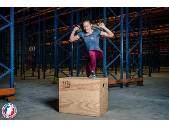 Femme en mouvement de step up avec sandbag S sur Plyo Box 3 en 1 - LEVEL addict