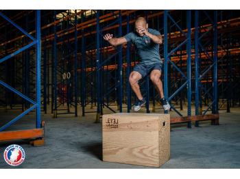 Homme en mouvement de jump sur Box Jump 3 en 1 - LEVEL addict