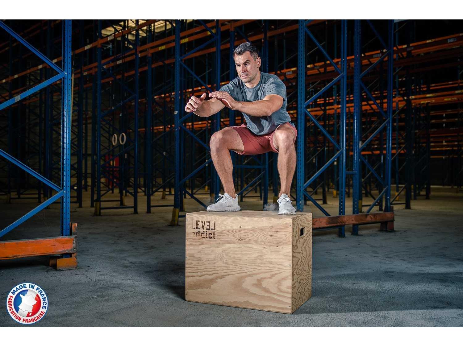 Homme en mouvement de jump sur Plyo Box 3 en 1 - LEVEL addict Homme en mouvement de jump sur Plyo Box 3 en 1 - LEVEL addict