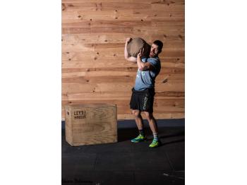 Homme portant un Strongbag avec une Plyo Box