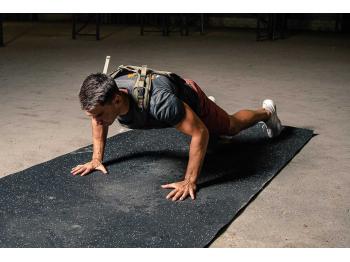 Sportif en train de faire des pompes sur tapis de sol - LEVEL addict