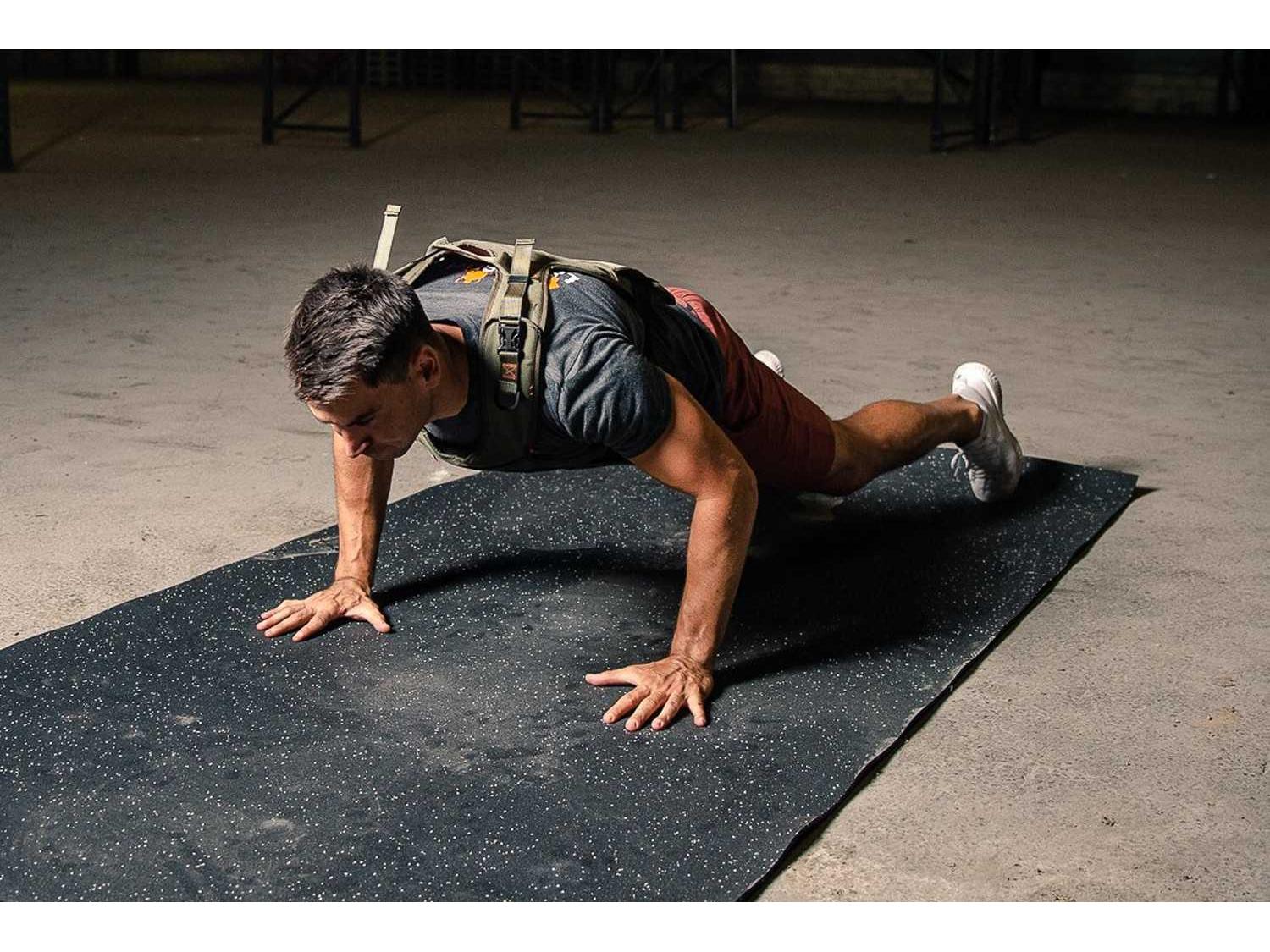 Sportif en train de faire des pompes sur tapis de sol - LEVEL addict