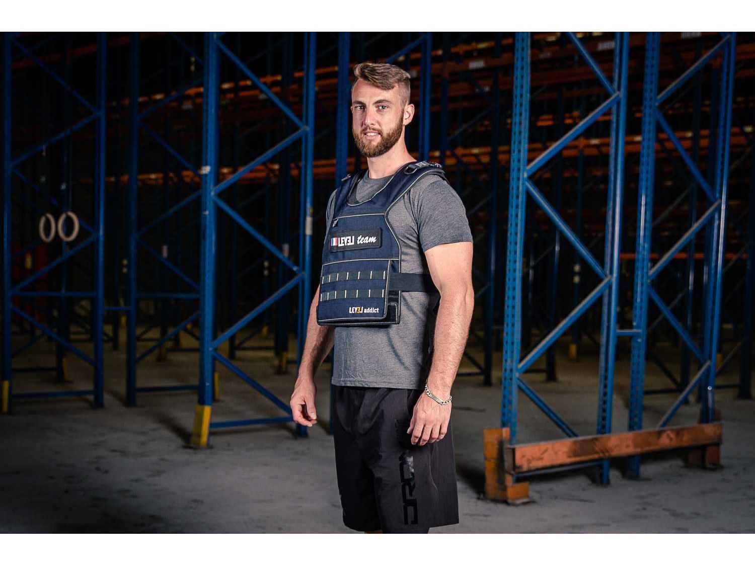 Homme portant le gilet lesté bleu LEVEL addict de 3/4 Homme portant le gilet lesté bleu LEVEL addict de 3/4