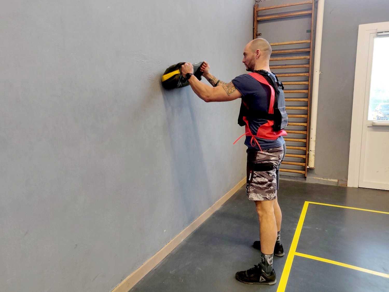 Utilisation du Sac de 10 kg lors de l'épreuve 4 - au mur - LEVEL addict Utilisation du Sac de 10 kg lors de l'épreuve 4 - au mur - LEVEL addict