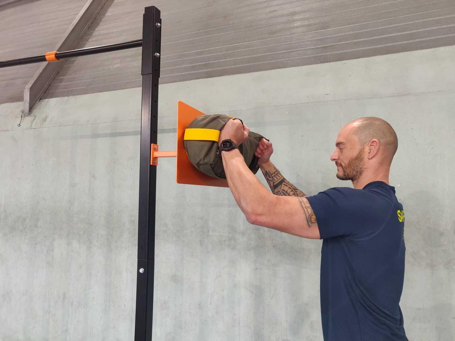 Utilisation du Sac de 10 kg sur la cible de la barre de traction - LEVEL addict Utilisation du Sac de 10 kg sur la cible de la barre de traction - LEVEL addict