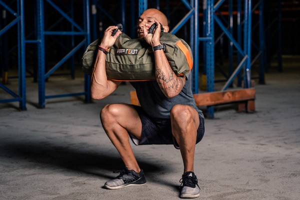 Homme en train d'utiliser un Sandbag LEVEL addict